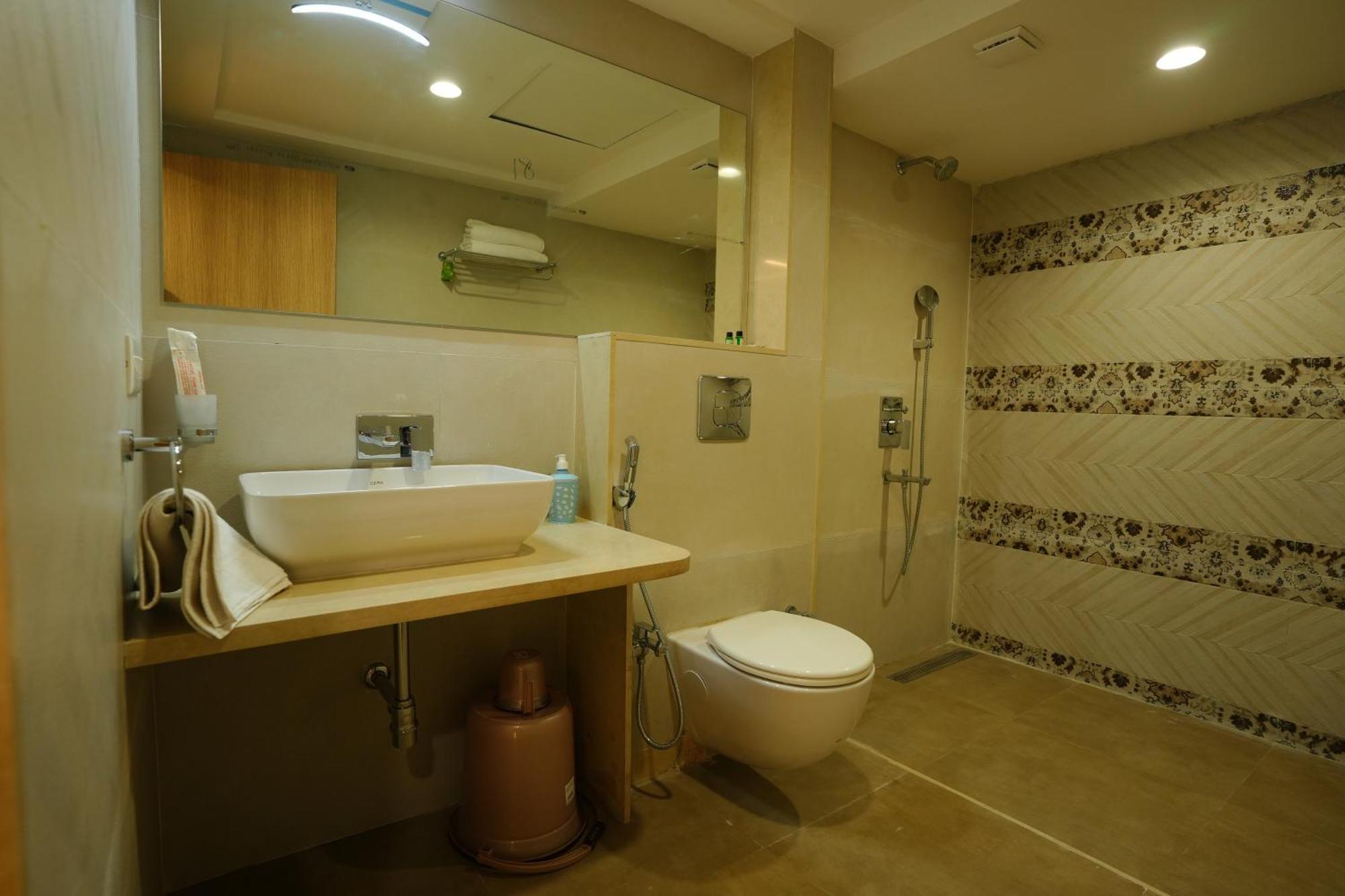Hotel 6 Seasons, Koregoan Park, Pune Exterior foto