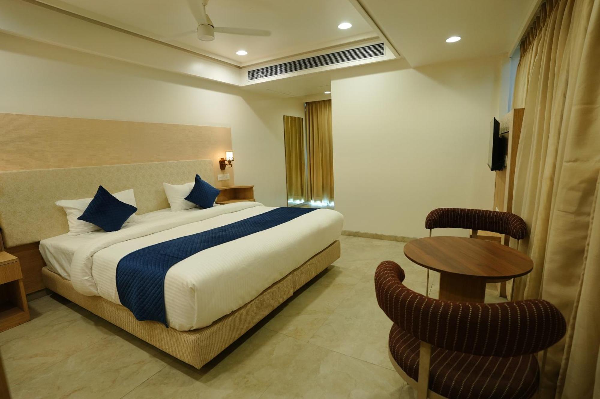 Hotel 6 Seasons, Koregoan Park, Pune Exterior foto